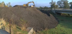 Тонoве асфалт от АМ "Тракия" бяха струпани до река Тунджа: Започна премахването на материала след протести