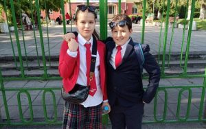 Доблестна постъпка в Шумен: Шестокласници върнаха портмоне с 950 лева, собственикът се оказа беглец от домашен арест