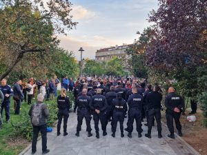 Сблъсък пред МВР: БОЕЦ изсипаха боклук и пробиха полицейския кордон с искане за оставката на Даниел Митов