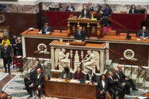 Критичен вот на недоверие във Франция: Льокорню оцелява благодарение на компромиса с пенсионната реформа