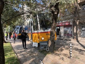 Сблъсък на трамваи 1 и 6 в София: Дерайлирал вагон се заби в дърво