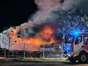 Голям пожар в автоморга край Сливен: Горят коли и склад за части, чуват се взривове