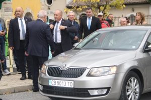 Румен Радев пътува с личната „Шкода“ на съпругата си в знак на солидарност след отнемането на НСО от администрацията