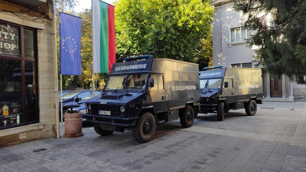 Полицейска блокада в Община Пловдив: Акция на служби от София проверява финансови нарушения Полицейска блокада в Община Пловдив: Акция на служби от София проверява финансови нарушения
