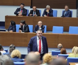 Стабилност срещу бюджет: Делян Пеевски подкрепя безусловно Желязков, Борисов отлага преформатирането