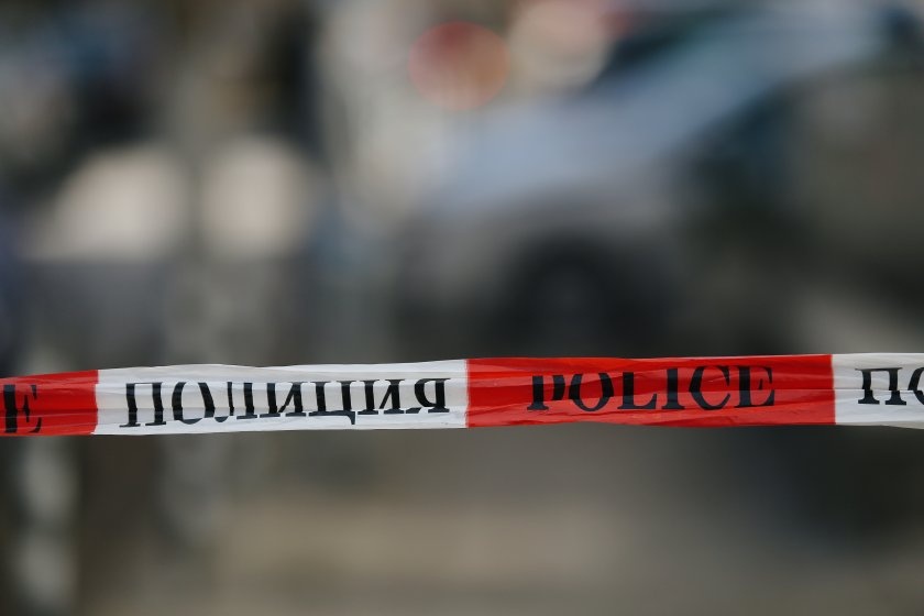 Тройно убийство и палеж в Бургаско: 25-годишен застреля майка си, леля си и сестра си Тройно убийство и палеж в Бургаско: 25-годишен застреля майка си, леля си и сестра си