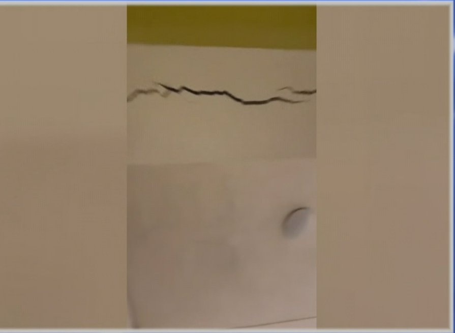 Притеснения в 93-то СУ: Родители алармират за пукнатини и неясна безопасност на сградата от 2014 г. Притеснения в 93-то СУ: Родители алармират за пукнатини и неясна безопасност на сградата от 2014 г.