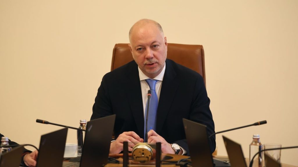 Извънредно съвещание в МС: Премиерът Желязков свика шестима министри заради санкциите на САЩ срещу „Лукойл“ Извънредно съвещание в МС: Премиерът Желязков свика шестима министри заради санкциите на САЩ срещу „Лукойл“