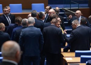 Безредици в Народното събрание: Бой между депутати от „Възраждане“ и ДПС прекъсна заседанието заради „Лукойл“