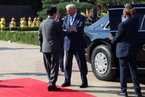 Тръмп пристигна в Южна Корея: Фокусът е върху срещата със Си Дзинпин и финализирането на търговски сделки Тръмп пристигна в Южна Корея: Фокусът е върху срещата със Си Дзинпин и финализирането на търговски сделки