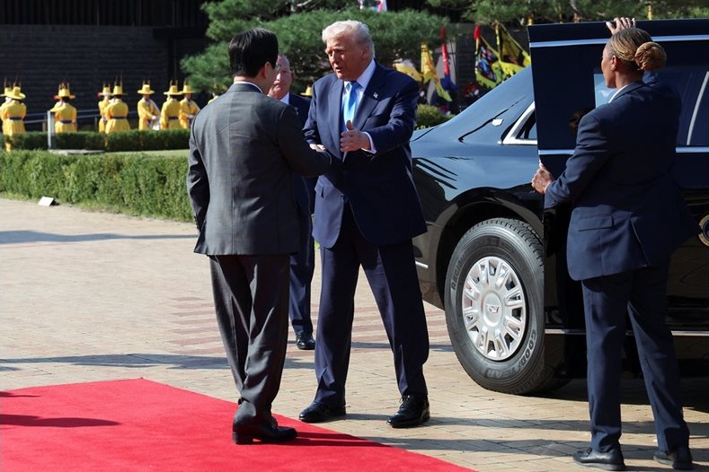 Тръмп пристигна в Южна Корея: Фокусът е върху срещата със Си Дзинпин и финализирането на търговски сделки Тръмп пристигна в Южна Корея: Фокусът е върху срещата със Си Дзинпин и финализирането на търговски сделки