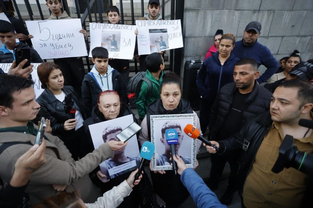 Протестиращи искат доживотна присъда за 15-годишния, намушкал Красимир в мол Протестиращи искат доживотна присъда за 15-годишния, намушкал Красимир в мол