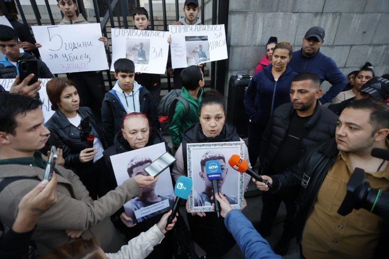 Протестиращи искат доживотна присъда за 15-годишния, намушкал Красимир в мол