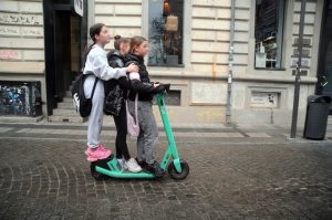 Словакия въвежда скандално ограничение: Ходенето по-бързо от 6 км/ч вече е забранено на тротоарите