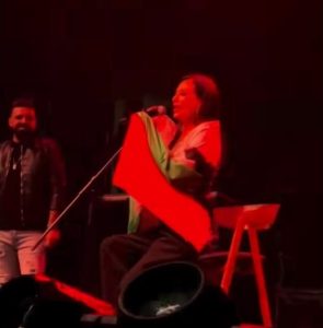 Скандал разтърси Велес: Цеца Величкович излезе на сцена, обвита в българското знаме