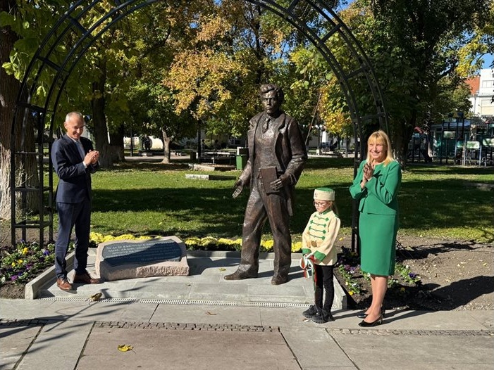 Нова Загора откри паметник на Стоян Омарчевски – човека, обявил 1 ноември за Ден на будителите Нова Загора откри паметник на Стоян Омарчевски – човека, обявил 1 ноември за Ден на будителите
