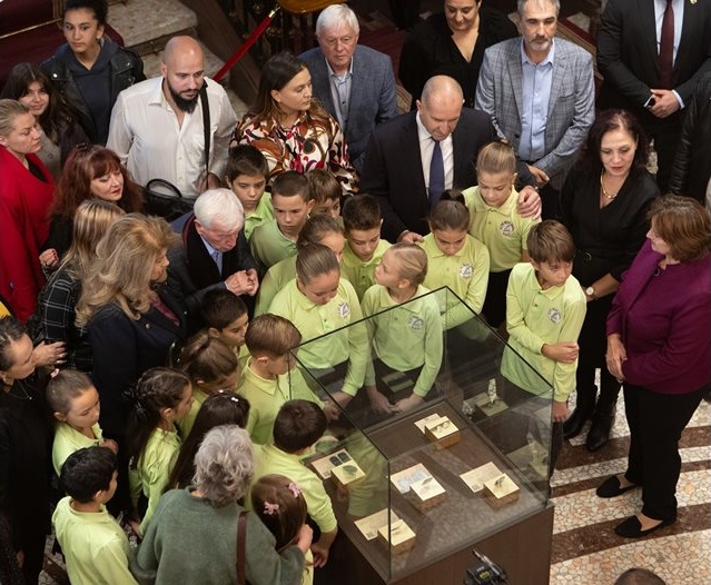 Илияна Йотова обяви 2025 г. за Година на глаголицата, представяйки изложба за писмеността и покръстването Илияна Йотова обяви 2025 г. за Година на глаголицата, представяйки изложба за писмеността и покръстването