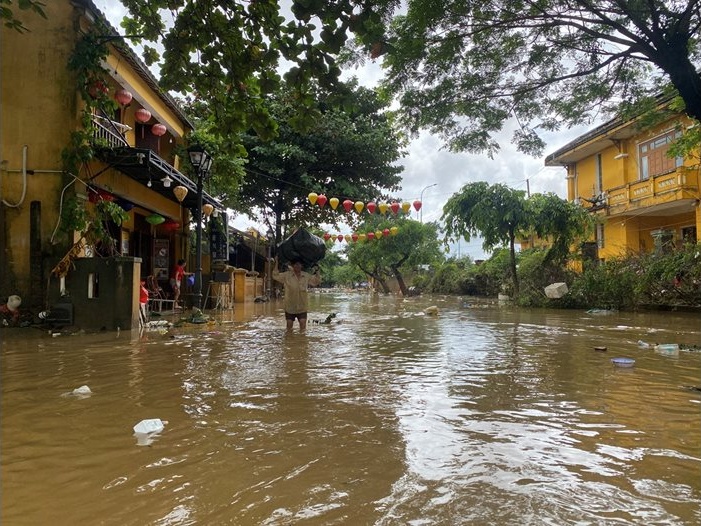 Катастрофа във Виетнам: Потоп отне живота на 37 души, блокира пътища и унищожи 120 000 домове