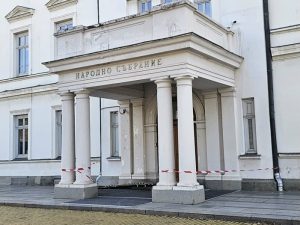 Историческата сграда на Народното събрание се руши: Пукнатини и падаща мазилка две години след очаквания ремонт