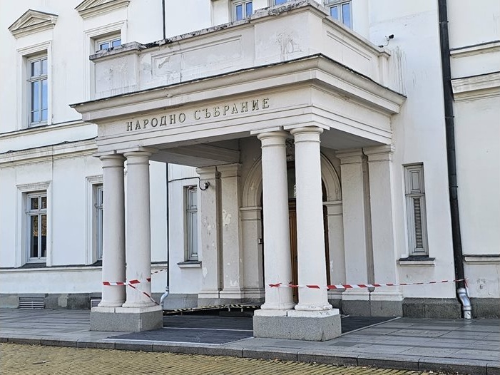 Историческата сграда на Народното събрание се руши: Пукнатини и падаща мазилка две години след очаквания ремонт