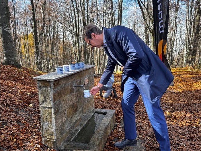 ОББ и Mastercard откриха първата възстановена чешма във Витоша: “Водим” опазва водата и спестява 26 000 бутилки