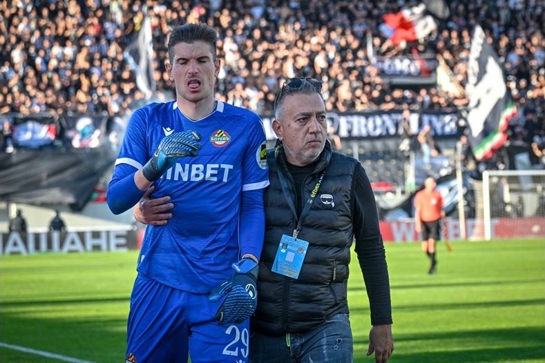 Наумов с потвърдено мозъчно сътресение след дербито: Вратарят пропуска "Добруджа", "Ботев" подава жалба