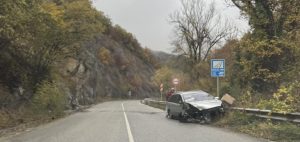 Автомобил се заби в мантинелата на пътя Нареченски бани – Асеновград, сериозни са само щетите