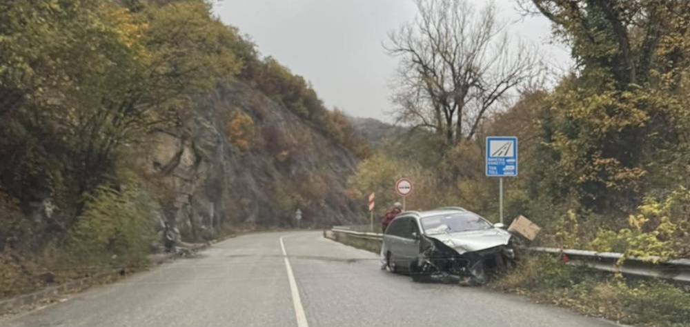 Автомобил се заби в мантинелата на пътя Нареченски бани – Асеновград, сериозни са само щетите