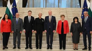 Силното послание на червеното: Георгиева и Павлова демонстрираха лидерство на фона на европрехода