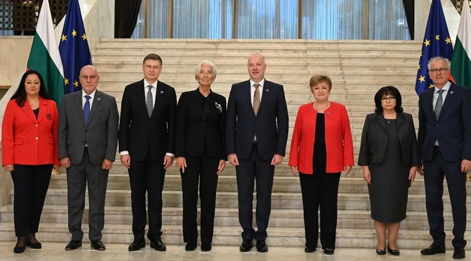 Силното послание на червеното: Георгиева и Павлова демонстрираха лидерство на фона на европрехода