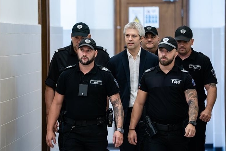 Отпаднаха ли нормите за приличен вид? Полицаи и съдебна охрана заприличаха на мутри, законът го позволява