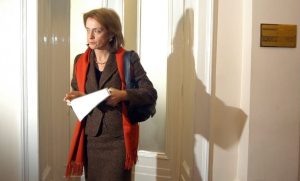 От цветята на Масларова до urban-elegance на Бориславова: Модата като инструмент за власт в българската политика