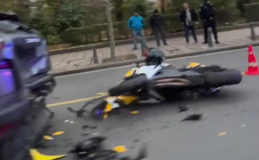 Инцидент на бул. „Васил Левски“: Моторист и две коли катастрофираха край Софийския университет