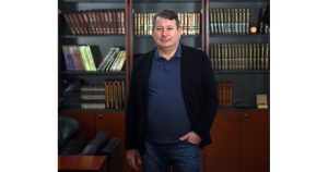 Едуард Папазян отбелязва юбилей: Почерпка за колегите и подаръци за внучката Теа