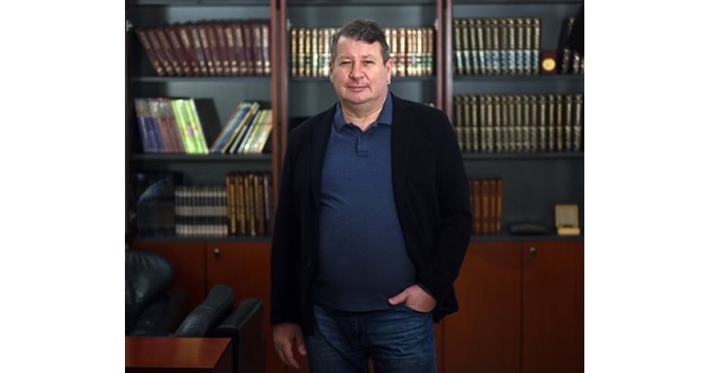 Едуард Папазян отбелязва юбилей: Почерпка за колегите и подаръци за внучката Теа