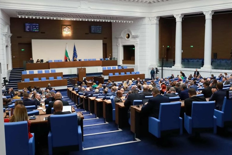 Изненада в парламента: ГЕРБ гласува против комисията „Сорос“, ПП-ДБ масово отсъстват