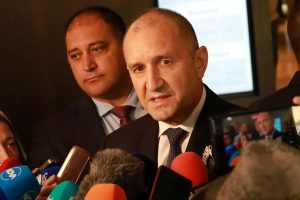 Президентът Радев награждава британски дипломат, ключов фактор за освобождаването на българските медици