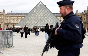 От охранител до крадец: Инфлуенсър с 15 присъди сред заподозрените за обира на века в Лувъра