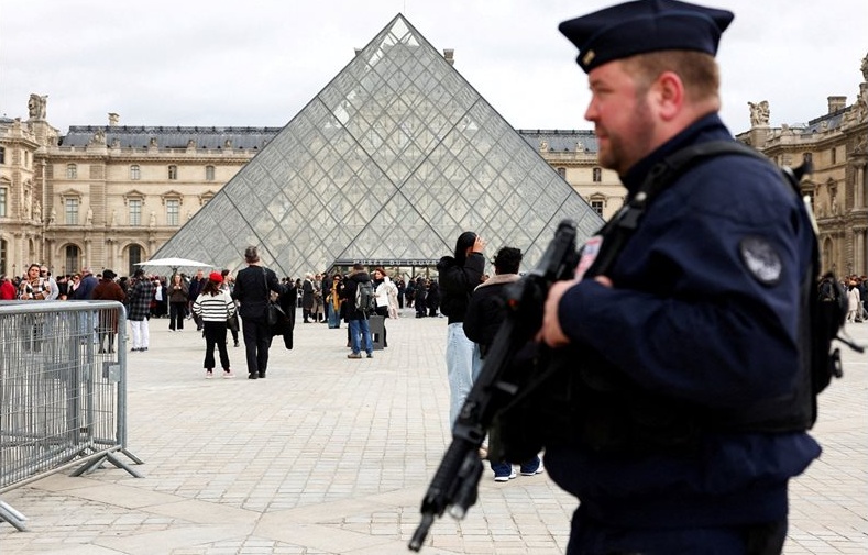 От охранител до крадец: Инфлуенсър с 15 присъди сред заподозрените за обира на века в Лувъра