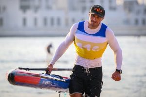 Андрей Крайтор защити световната си титла по падълборд за България в Абу Даби