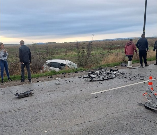 Един загинал в тежка катастрофа с три автомобила край Сливен: Пътят към Самуилово е затворен