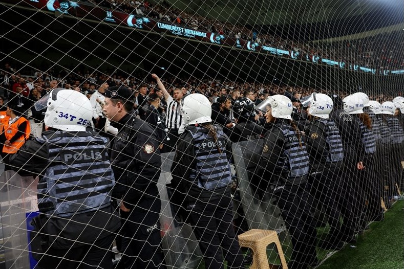 Турският футбол в дълбока криза: Арестуваха президент на клуб от елита и 17 съдии заради мащабен скандал със залози