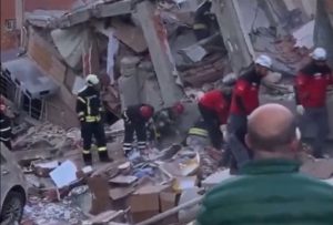 Турски зам.-министър: 7-етажната сграда в Гебзе падна заради улягане на почвата