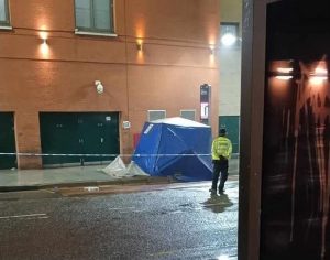 Мъж намушка жена във врата на спирка в Бирмингам, арестуван е за опит за убийство