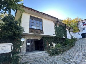 Въпреки решение на ВАС: Областният управител гарантира, че Съюзът на учените остава в базата си в Стария град на Пловдив