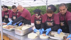 Фестивал на сармата в Ген. Тошево: Общински съветници навиха 1500 сарми под ръководството на Ути Бъчваров