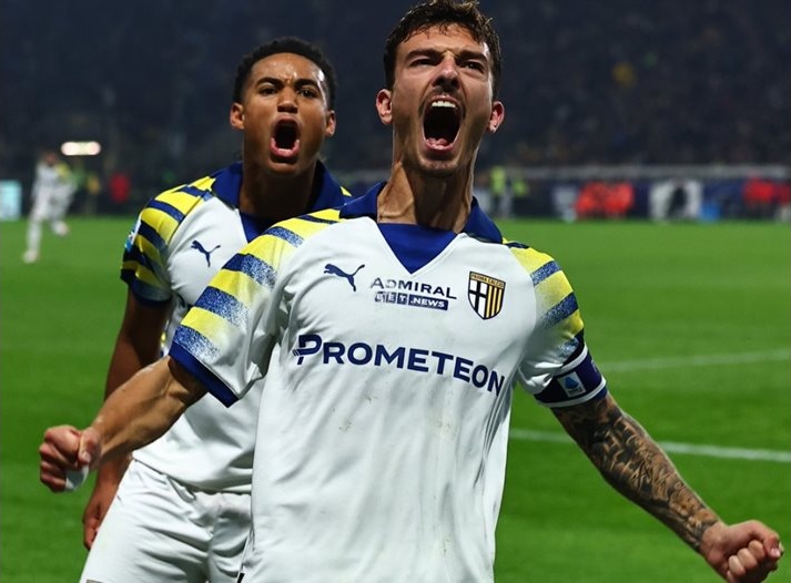 Милан изпусна победа срещу Парма, остава втори след равенство 2:2