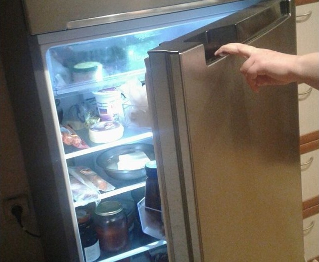 Парадоксът на хладилника: Българинът изхвърля 93 кг храна годишно, въпреки високите цени