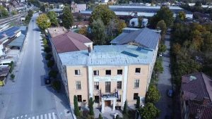 Врани пробиват покрива на гимназията в Трявна, отлагайки ремонта до пролетта