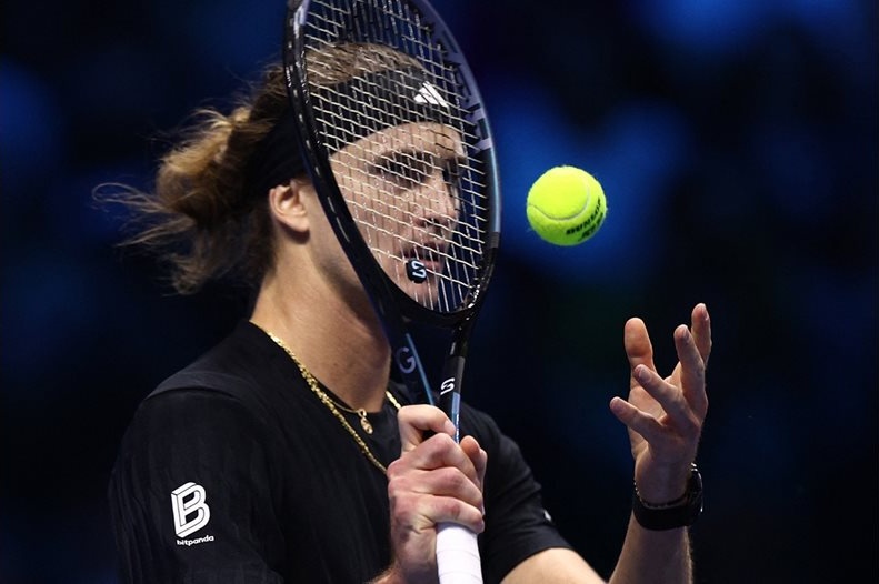 Зверев стартира с трудна победа в Торино и почти гарантира полуфинал